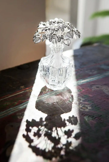 Kytice fialek ze stříbra zalitá sluncem, dárek k narození dítěte