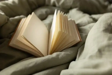 Deník položený na dece k Vánocům