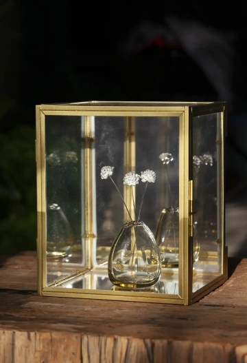 Netradiční vánoční stříbrné květiny ve vitríně pro vánoční dekoraci