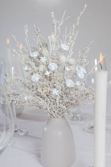 Vánoční kytice stříbrných květin s bílými sušeními květinami