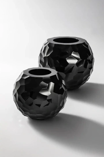 Černá broušená váza Moser