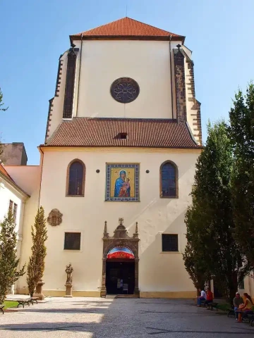 Vstupní portál chrámu Panny Marie Sněžné v Praze
