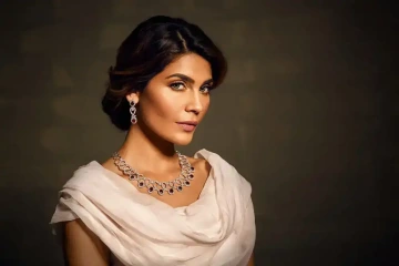 Žena s výrazným, luxusním náhrdelníkem a náušinicemi