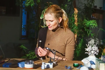 da Bláhová při práci na modelech GIYOU květin