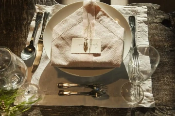 Místo u svatebního stolu s dekorací stříbrnou květinou