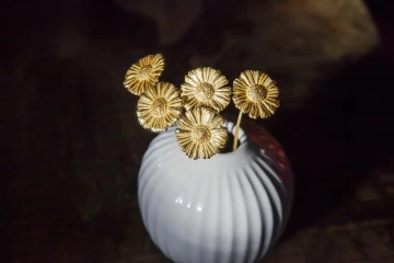 Kytice pěti zlatých sedmikrásek GIYOU v bílé váze, dárek pro novomanžele