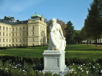 Socha Sibyly v zahradě Strakovy akademie v Praze