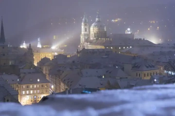 Pohled na zasněženou vánoční Malou stranu