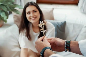 A man gives a woman engagement flowers instead of a ring in an original engagement ceremony, an alternative engagement ring, engegagement without ring