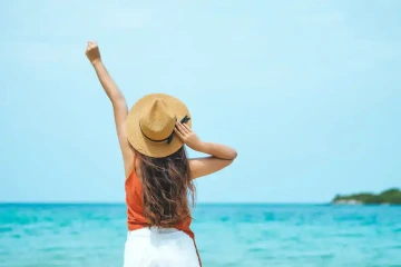 Žena u moře se vztyčenou rukou, dárek k promoci pro dceru