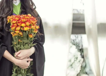 Kytice v rukách promující ženy