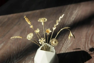 Kytice deseti zlatých květin ve váze