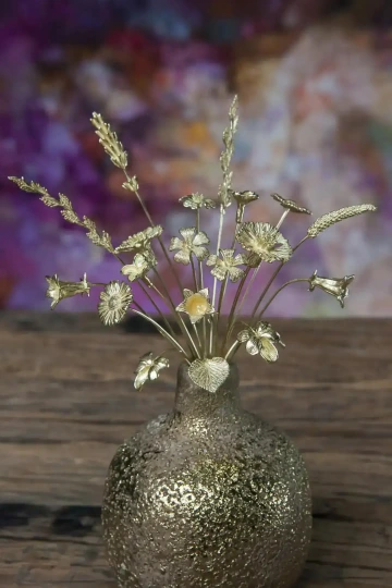 Royal zlatá kytice Berlín, kytice 20 zlatých květin ve váze