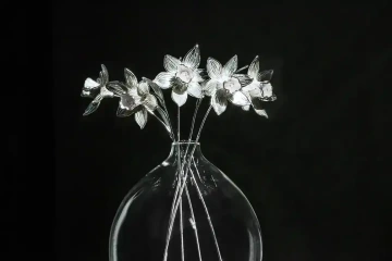 Royal zlatá kytice Cardiff, kytice pěti narcisů ze zlata ve váze