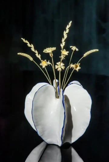 Kytice ze zlata GIYOU v bílé váze, dárek k 50. výročí svatby