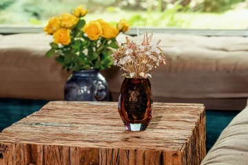 Váza se zlatými květinami společně s vázou se žlutými růžemi, luxusní dárky pro ženu