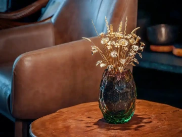 Kytice Saky z 50 zlatých květin ve váze na stolečku, luxusní dárek pro muže