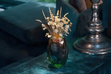 Royal zlatá kytice Saky, kytice 50 zlatých květin ve váze