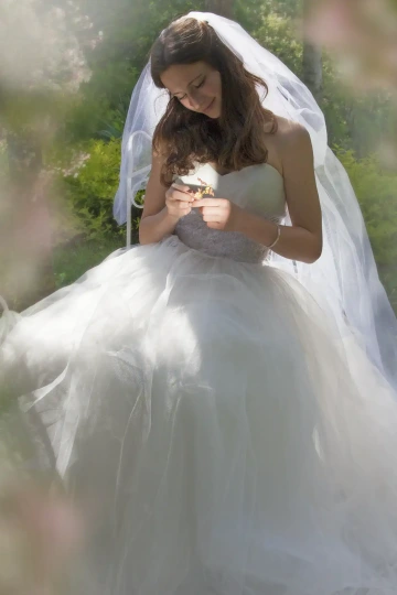 Nevěst s jednouchou svatební kyticí ze zlata