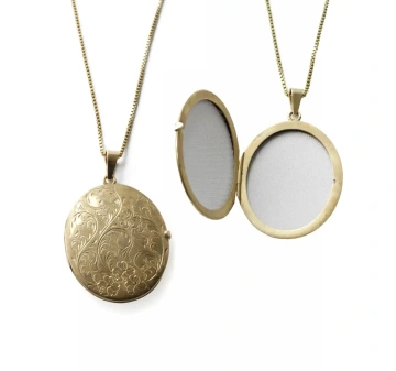Zlatý medailonek na řetízku, šperk k promoci
